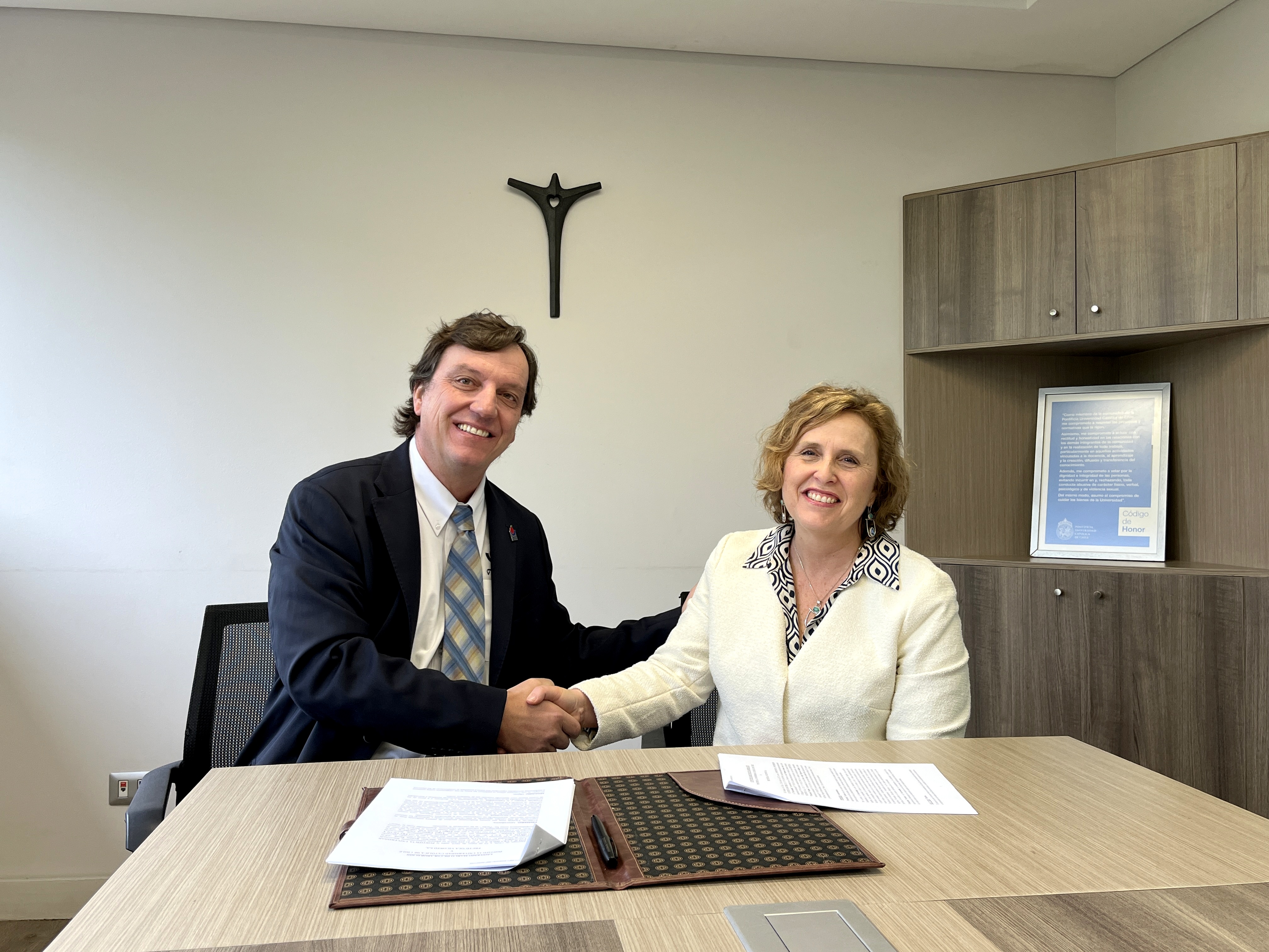 Facultad de Agronomía y Sistemas Naturales UC junto a Frutícola Viconto sellan alianza estratégica para impulsar innovación y formación en agricultura sostenible 